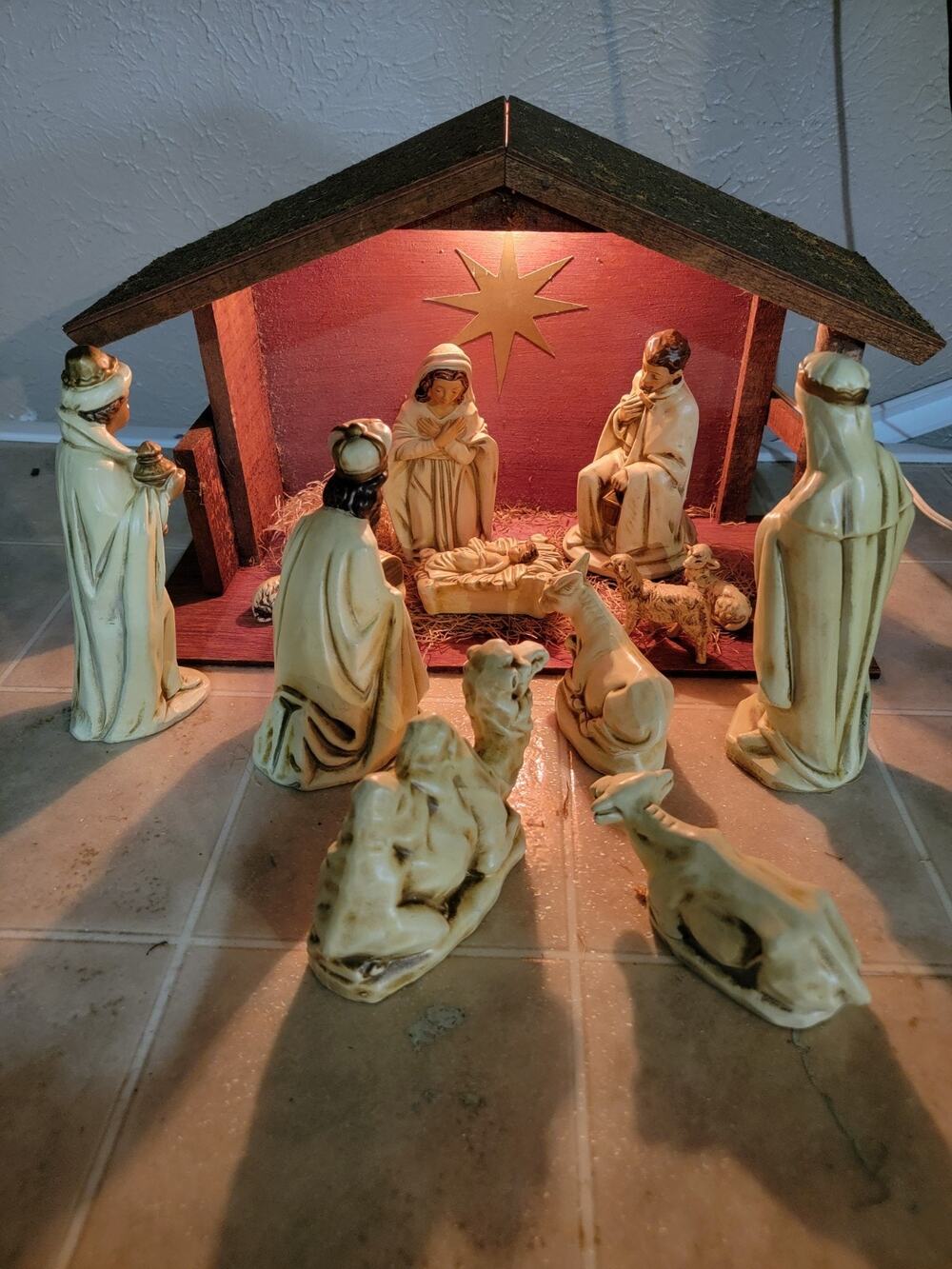 13 pc Crèche Nativity Set W/Lighted Wooden Stable Large Figures Made In Japan